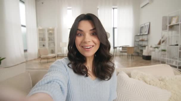 Güzel Güler Yüzlü Bir Kadın Sosyal Medya Akışı Video Görüşmeleri — Stok video