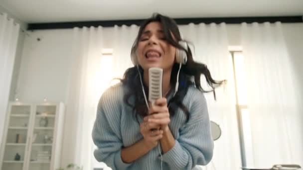 Feliz Bonito Jovem Latina Divertindo Cantando Microfone Falso Casa Engraçado — Vídeo de Stock