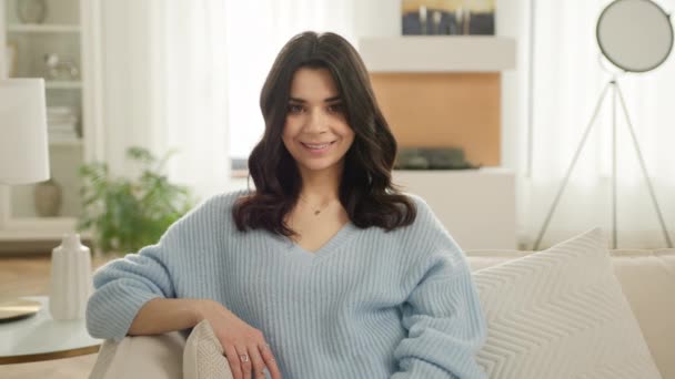 Glad Ung Latinakvinna Känner Sig Nöjd Poserar För Porträttbild Vardagsrummet — Stockvideo