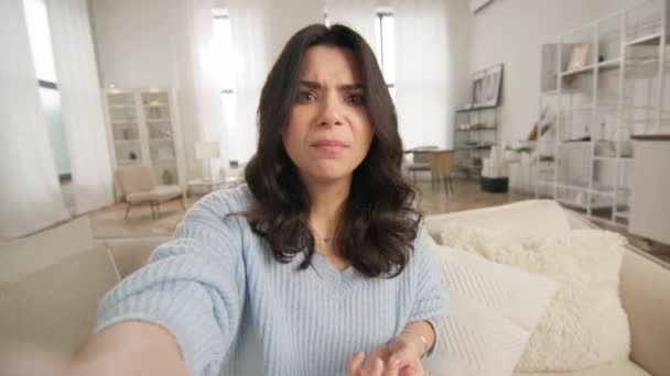 Retrato Feminino Preocupado Incerto Frustrado Com Cabelo Bonito Fazendo Vídeo — Vídeo de Stock