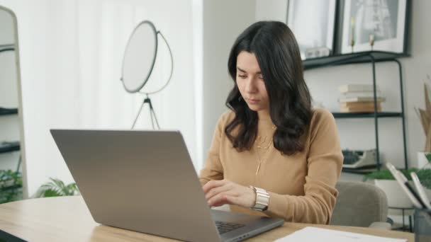 拉丁女商人感到压力 需要休息 双手插在头上4K 忧心忡忡的年轻女商人坐在遥远的工作岗位上完成了电脑工作 — 图库视频影像