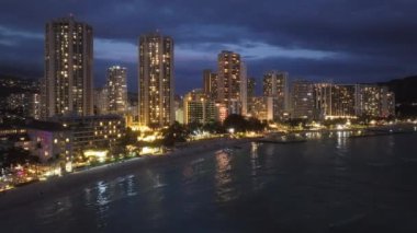 Oahu şehrinin gece manzarası. Alacakaranlıkta sahil Bay City 'nin güzel şehir manzarası. Hawaii Adası 4K 'da şehir ışıkları. Gün batımından sonra Waikiki sahilinde. Sahne Honolulu ufuk çizgisi panoraması