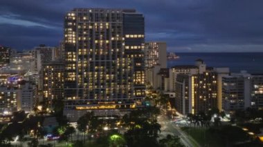 Manzaralı Honolulu gökyüzü manzarası. Oahu şehrinin gece manzarası. Alacakaranlıkta sahil Bay City 'nin güzel şehir manzarası. Hawaii Adası 4K 'da şehir ışıkları. Gün batımından sonra Waikiki Plajı