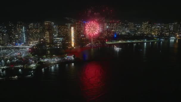 怀基基天空的航景烟火 火奴鲁鲁的除夕夜夏威夷度假期间 人们在瓦胡岛用闪耀的烟火庆祝 城市天际线上明亮的烟花爆炸 — 图库视频影像