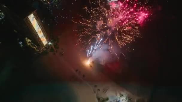 ワイキキビーチリゾート ホノルルでの大晦日のお祝い オアフ島で輝く花火で祝う人々 ハワイの休暇 ハワイ島のカラフルな光沢のある花火の上の景色 — ストック動画