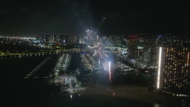 Gente Celebrando Con Fuegos Artificiales Brillantes Isla Oahu Durante Las — Vídeos de Stock