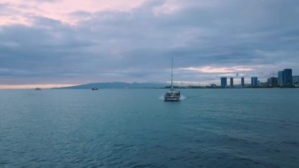 Los Turistas Disfrutan Crucero Atardecer Moderno Yate Catamarán Gente Vacaciones — Vídeos de Stock