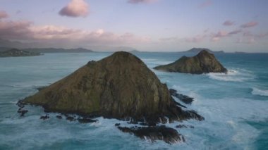 Amerika 'nın insansız hava aracı Hawaii' nin kopyası olan sinematik yaz tatili geçmişi. Lanikai sahilinin yanındaki ikiz Mokulua adaları. Kailua Körfezi lagünü, Kailua kasabası. Tropikal ada Oahu 'da popüler turizm merkezi