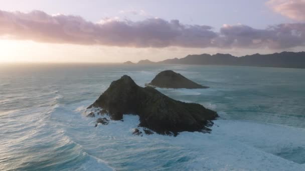 Malerische Wellen Die Bei Sonnenaufgang Auf Den Mokulua Inseln Auf — Stockvideo