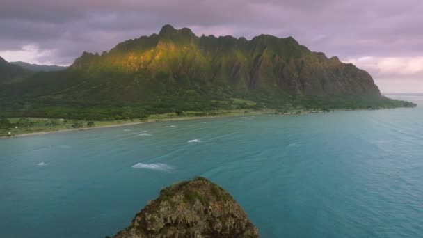 Vista Aérea Ilha Mokolii Com Kualoa Paisagem Rancho Fundo Oahu — Vídeo de Stock