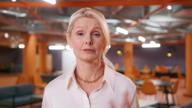 Zeki kadın endişeli görünüyor ve video görüşmesinde partnerlerle aynı fikirde değil. Hoş, kendine güvenen, şık kıyafetli bir kadın kameraya bakıyor ve başını sallıyor. Hiçbir jest reddedilmemiş iş ortağı önermiyor.
