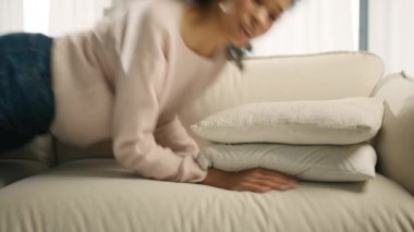 Evdeki kanepede yalnız uyuyan duyarsız, sıkılmış kadın. Enerji motivasyonu ve depresyon konsepti yüzünden uyuyan yorgun bir kız. Yorgun, tembel, Afrikalı Amerikalı bir kadın kanepeye düşüyor.