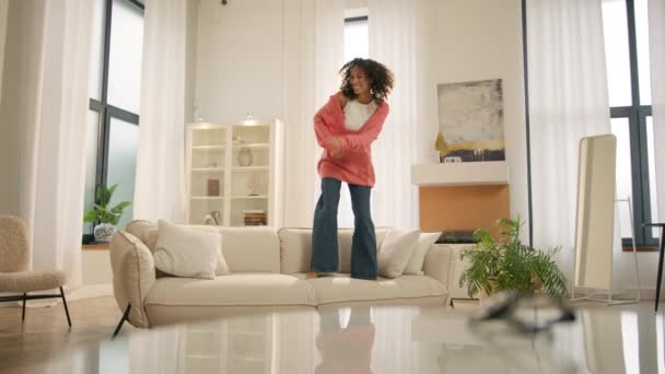 Afro Mädchen Hausbesitzer Spaß Beim Einzug Feiern Hypothekenabnahme Umzug Eine — Stockvideo