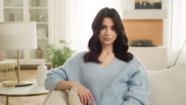 평온하고 여자는 현대식 아파트 거실에서 모습을 스웨터를 아름다운 아메리카 집에서 — 비디오