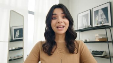Pozitif Latin Amerikalı iş kadını iş yerinde video konferansında kameraya konuşuyor. Finansal danışman yönetici danışman müvekkil uzaktan kameraya bakıyor. Web kamerası görünümü 4K