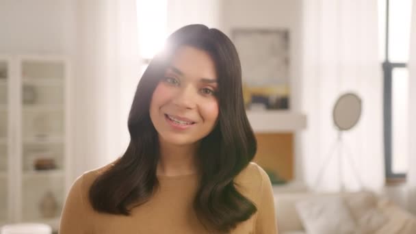 Jonge Mooie Glimlachende Vrouw Spreekt Video Oproep Vlogger Met Behulp — Stockvideo