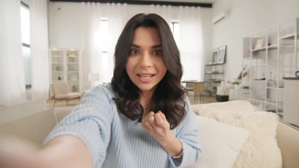 Güzel Gülümseyen Kadın Sosyal Medya Akışı Görüntüleme Görüntüleme Çevrimiçi Sohbet — Stok video