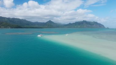 Kaneohe Körfezi manzaralı deniz kenarları berrak mavi su ve yeşil orman dağlarıyla fotokopi arka planında. Cennette güzel bir yaz tatili. konsept. Oahu Adası Hawaii 4K ABD Turizmi