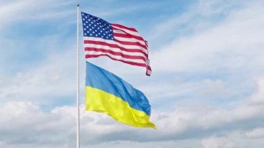 Mavi gökyüzünde sallanan Ukrayna bayrağının yavaş çekim görüntüsü. Mavi Sarı Ukrayna bayrağı 4K. Austin City Teksas ABD. Hükümetin Rusya 'ya karşı savunma desteği konusunda etkileyici bir kavram.