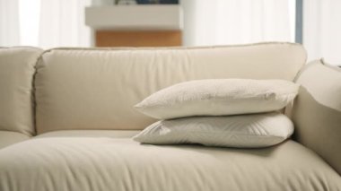 Aşırı yüklenmiş renkli, günlük kazaklı genç bir kadın işten sonra eve geldi, kanepeye uzandı, sıkılmış limon gibi hissetti. Çok çalışmaktan yorgun düşmüş insan, parti üstüne enerji eksikliği. 