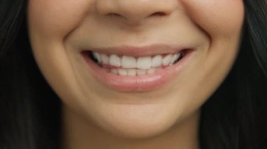 Sağlıklı tenli, güzel beyaz dişli neşeli gülümseyen ve pembe dudaklı sıradan bir kadın. Duygusal eğlence ve keyif dolu yaşam tarzı konsepti 4K. Mutlu Gülümseyen İnsanlar Yakın Çekim Konsepti