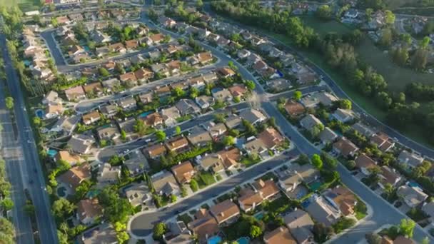 アメリカの郊外住宅地区 黄金の時間に静かな近所のアメリカの家 風光明媚な夕日の美しい緑の郊外の航空機 California ロサンゼルスの住宅の空中ドローンショット — ストック動画