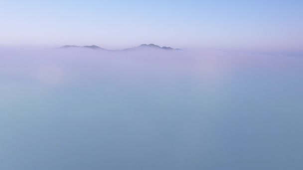 Drohne Über Dicken Nebelwolken Über Einem Wunderschönen Ozean Blauer Wolken — Stockvideo