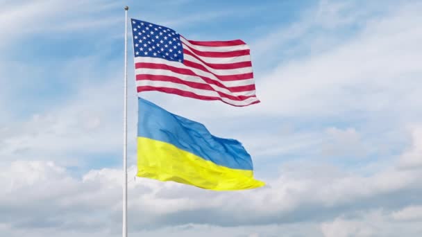 Drone Aéreo Cinematográfico Tiro Bandeira Ucraniana Renunciando Câmera Lenta Céu — Vídeo de Stock