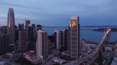 San Francisco Şehir Merkezi gökdelenler iş merkezi. Finansal ve teknolojik konsept başarılı. Liman kenarındaki konut binaları. Hava görüntüsü fütürist San Francisco İş Merkezi 'nin yumuşak günbatımında