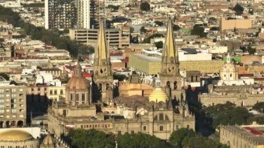 Meksika 'da Guadalajara Katedrali' nin güzel altın rengi güneş ışığı altında. Meryem Ana 'nın Katedrali' nin insansız hava aracı panoraması. İspanyol Rönesans tarzında neo gotik kuleleri olan bir mimari şaheser.