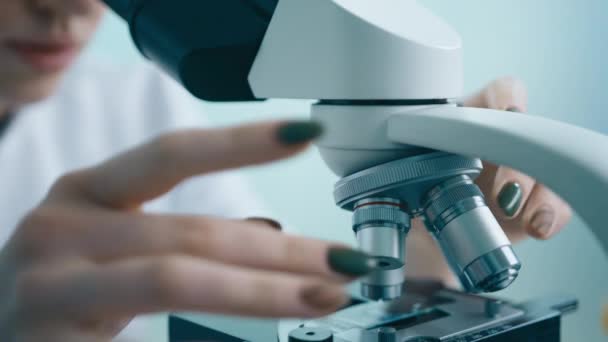 慢动作4K镜头生物化学 病毒疫苗 科学人士 化学家女性概念背景 密切关注显微镜下观察样品的女研究人员 — 图库视频影像