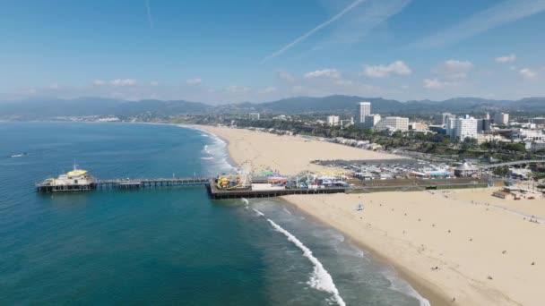 Luchtbeelden Van Amusementspark Historische Pier Van Santa Monica Vanaf Oceaan — Stockvideo