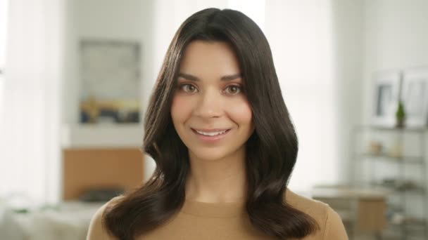 Zblízka Usmívající Dívka Dívá Kamery Elegantní Účes Módní Modelka Tvář — Stock video
