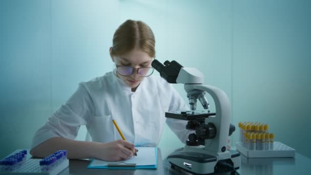 医学实验室运动缓慢 有专业的生物技术女科学家在研发药物 从事基因治疗 药物治疗或病毒疫苗显微镜研究的女性生物化学家 — 图库视频影像