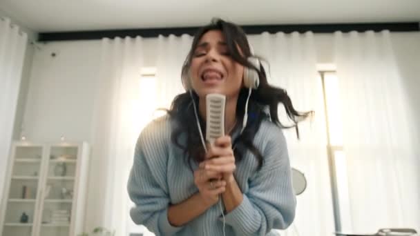Happy Cute Młoda Latynoska Kobieta Zabawy Śpiew Fałszywym Mikrofonie Domu — Wideo stockowe