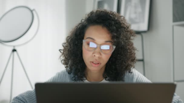 一个头戴眼镜 头戴笔记本电脑 严肃严肃严肃的非洲裔美国女作家 他的灵感搜索问题解决方案思想迷失在沉思中 梦想着把目光移开 — 图库视频影像