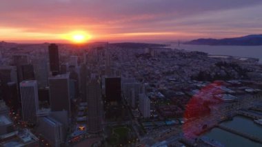 4K cam bina mimarisi ve arka planda Amerikan şehir manzarası. İş ofisleri. Günbatımında sinematik manzara ve San Francisco 'daki modern iş alanı üzerinde altın bulutlar.