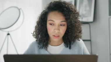Afro saçlı, belirsiz bir kadına yakından bakmak bir konuda tereddüt eder. Günlük mavi süveter ve modern apartman arka planı ile kafası karışır. Kararsız genç bayan kapalı alanda sorgulandı