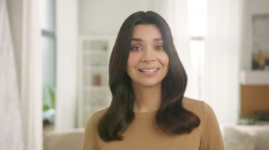 Bayan öğretmen konferans görüntülü konuşmasında web kamerasıyla konuşuyor. Gülümseyen iş kadını koçu gülerken, Webinar sırasında kameraya bakarken, çevrimiçi sınıfta, sanal toplantıda. Webcam görüntüsü mutlu Latin iş kadını