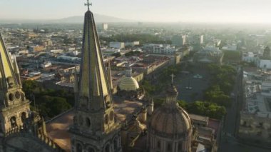 İnsansız hava aracı Centro Jalisco 'daki Meryem' in Katedrali 'nden geriye doğru uçuyor. İspanyol Rönesans tarzı mimar başyapıtı, neo gotik kuleleri 4K. Guadalajara Katedrali, Meksika 4K