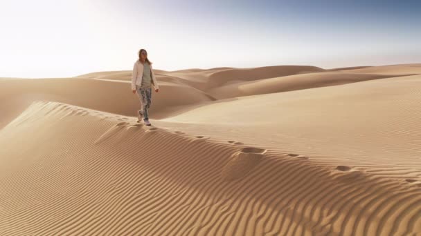 Caminhante Livre Feliz Explorando Dunas Areia Deserto Pôr Sol Dourado — Vídeo de Stock