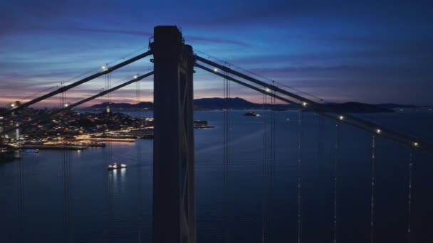 夜间飞行照亮了旧金山市中心 港湾大桥的空中夜间交通全景4K 旧金山市中心的建筑在夜晚的天空中 有着美丽的黄昏的天空 — 图库视频影像