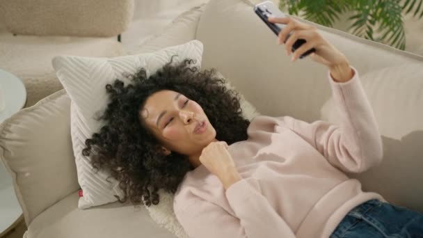 Avslappnad Leende Afroamerikansk Kvinna Tar Selfie Eller Videosamtal Håller Smartphone — Stockvideo