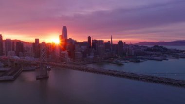 Şehir manzarası silüeti. Günbatımının hava görüntüsü San Francisco şehri, Kaliforniya ABD. Günbatımı destansı. Şehir manzarası. İş şehri rengarenk günbatımı gökyüzünde seyahat ediyor. Günbatımı manzaralı şehir alacakaranlıkta ufuk çizgisi