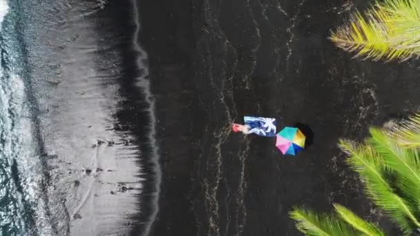 Tropischer Strand Ozeanwellen Draufsicht Luftschwarzer Sandstrand Mit Einer Schönen Jungen — Stockvideo