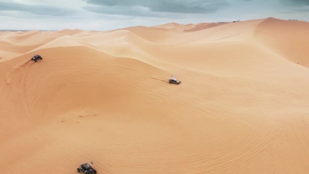 Вид Воздуха Спортивный Автомобиль Багги Багги Быстро Движущийся Песчаным Дюнам — стоковое видео