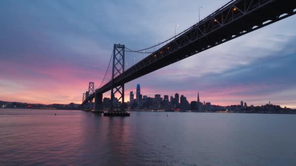 在旧金山市中心粉色日落的时候旧金山风景如画的天际线全景 市区夜景的空中景观 黄昏时分的滨海城市美丽的城市景观 — 图库视频影像