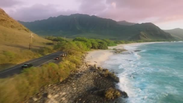 开车沿着电影的海岸线行驶 在壮观的岩石海岸上方的空中公路通向绿色的火山山脉 暑假快乐的背景 经过美国夏威夷瓦胡岛的游客 — 图库视频影像