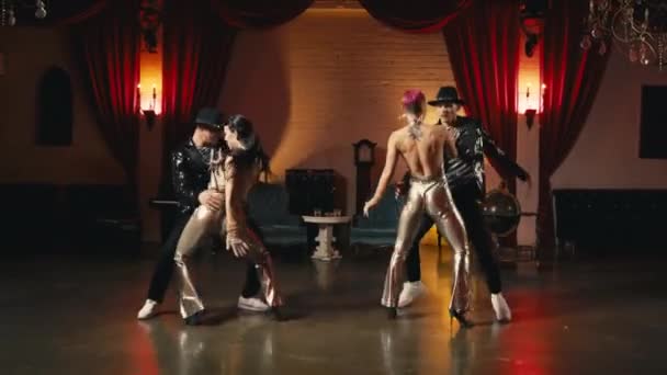 Grup Dansçıları Senkronize Koreografiyi Hareket Ettiriyor Altın Renkli Şık Kıyafetler — Stok video