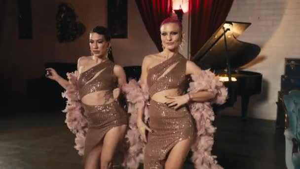 性感迷人的年轻漂亮迷人的女性同步舞姿 凝视着镜头 带着调情的神气做出惊人的挑衅动作 艺人表演好莱坞歌舞剧4K — 图库视频影像
